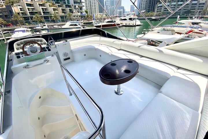 Dubaï Yacht Tour – Location de yachts de luxe privés au départ de Dubai Marina