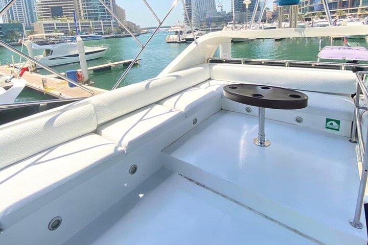Dubai Yacht Tour – Privat luksusjacht charter fra Dubai Marina