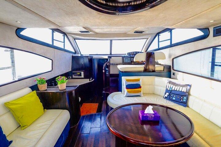 Dubai Yacht Tour – Privat luksusjacht charter fra Dubai Marina