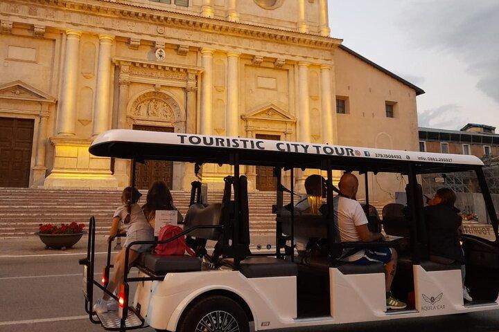 Visita turística de L'Aquila a bordo de un servicio de transporte eléctrico
