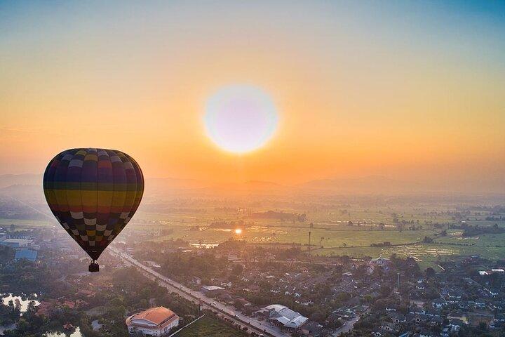 Sunrise hot air balloon eventyr i Chiang Mai