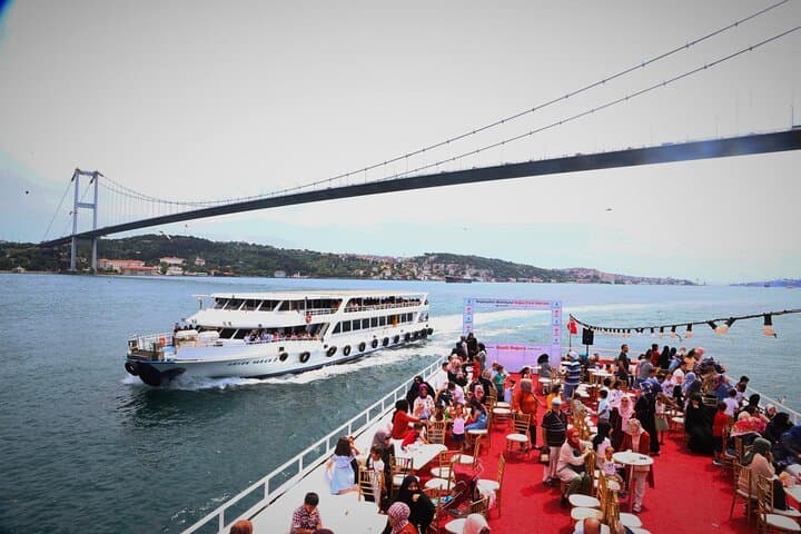 2-Hour Bosphorus Cruise in Istanbul with Guide
