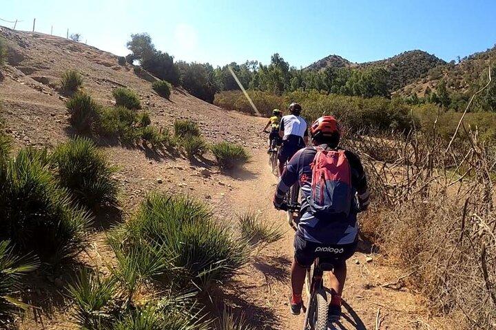 マラケシュからアトラス山とベルベル村への自転車ツアー