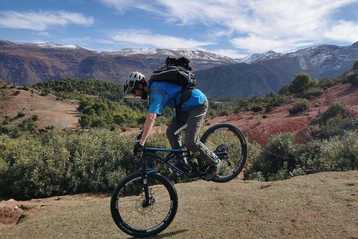 マラケシュからアトラス山とベルベル村への自転車ツアー