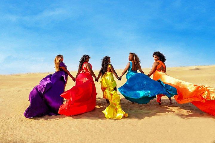 砂漠でのドバイ フライング ドレスの写真とビデオ撮影