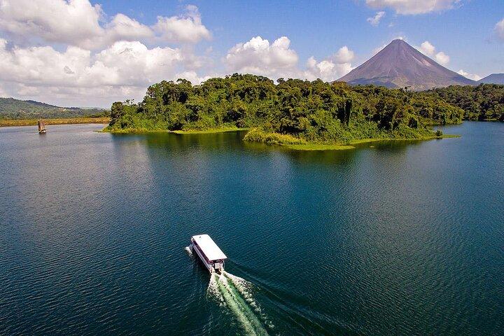 Lac Arenal Bateau & Baldi Hot Springs Visite privée au départ de San José