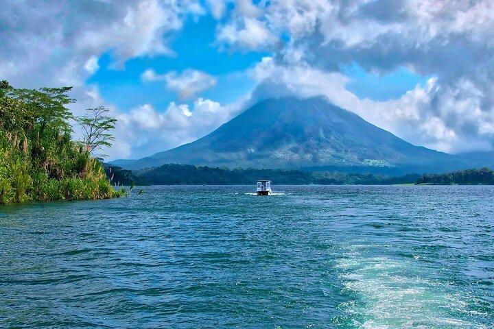 Lac Arenal Bateau & Baldi Hot Springs Visite privée au départ de San José