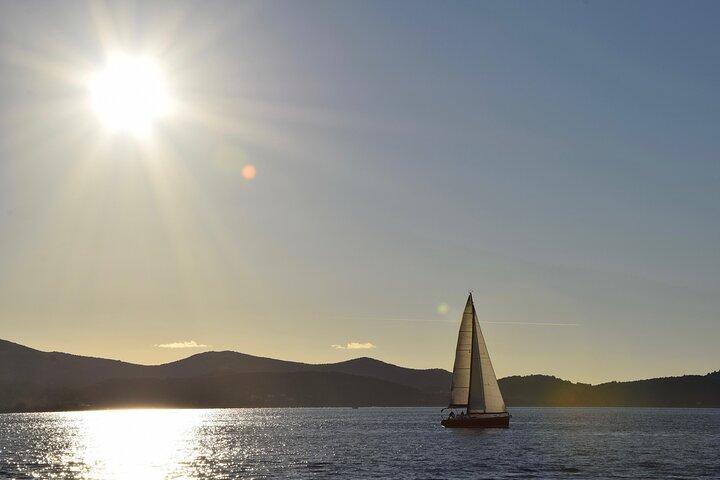 Zadar: Privé zeiltocht bij zonsondergang met champagne
