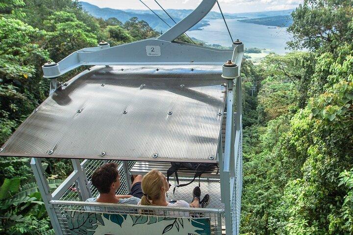 Volcán Arenal Skytram y Baldi Hot Springs Tour privado desde San José
