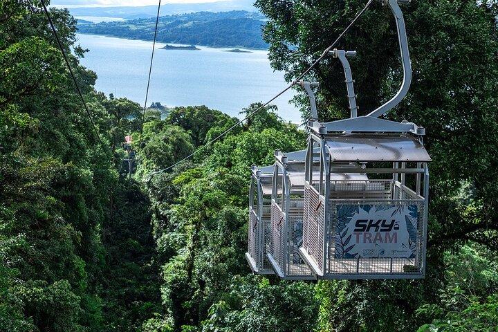 Volcán Arenal Skytram y Baldi Hot Springs Tour privado desde San José