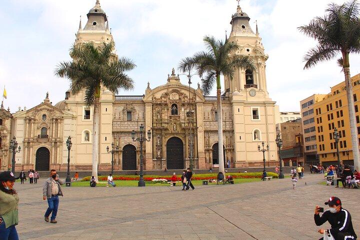 Historical Lima Downtown & Catacombs tour
