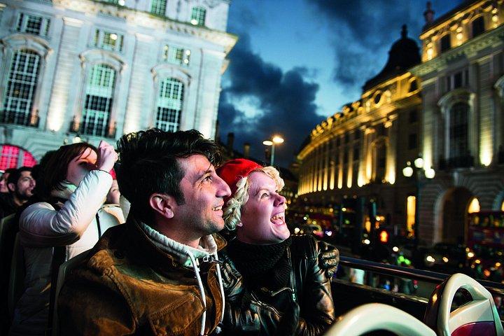 ロンドンのクリスマスライトオープン・トップバスツアー（ライブガイド付き）