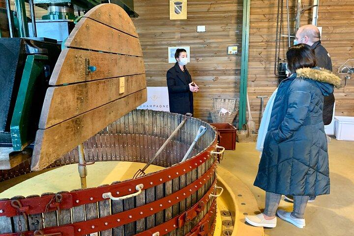パリからシャンパンへのプライベート 1 日ツアー、2 人のシャンパン生産者の訪問