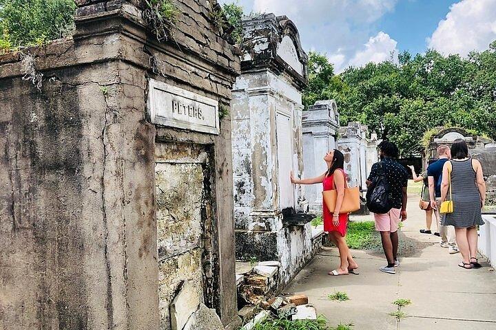 ガーデン・ディストリクト・ストロール付きニューオーリンズ市内と墓地ツアー