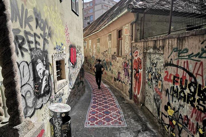 Excursão a pé privada de arte de rua de Zagreb com um artista local