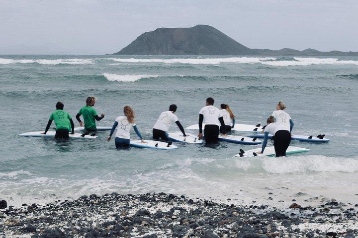 Lezioni di Surf per Beginner e Intermedi (6 persone a istruttore)