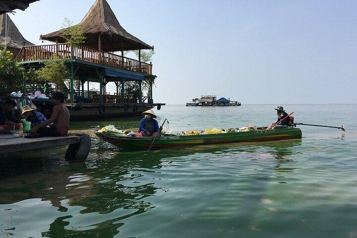 ボートで水上村やトンレ樹液湖を発見