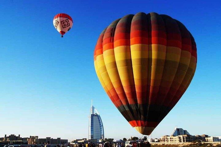 ドバイからのファルコンショーで砂漠の景色を望むドバイ熱気球