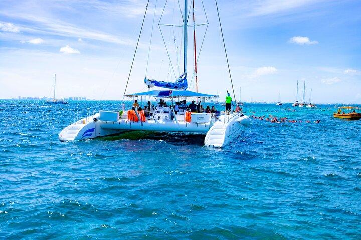 Isla Mujeres Tour em catamarã com Open Bar, Buffet & Beach Club