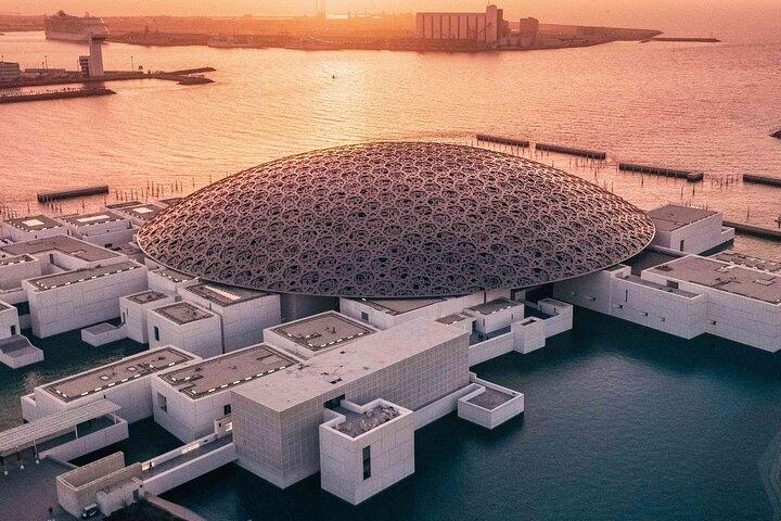 Entrada al Museo del Louvre en Abu Dhabi