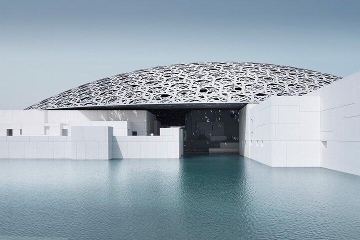 Entrada al Museo del Louvre en Abu Dhabi