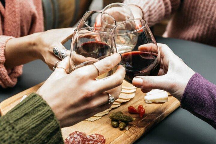 Degustação de vinhos com queijo, charcuterie e sobremesa