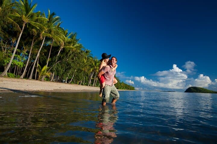 AIRPORT TRANSFER between Cairns Airport & Port Douglas (6am-5pm)