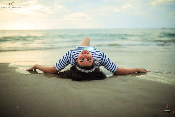 Privat strand fotoshoot i det nordlige Goa af professionel fotograf