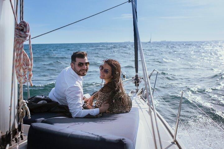Tour privato in barca di 2 ore a Barcellona con Cava e snack