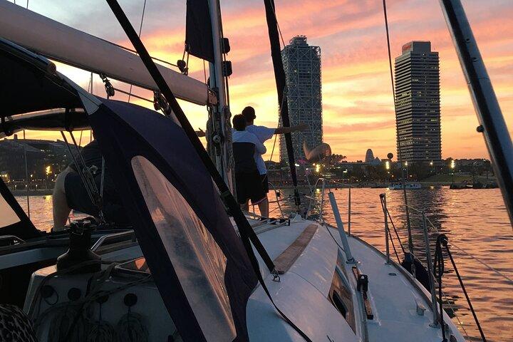 Bootsfahrt bei Sonnenuntergang mit offener Cava-Bar (lokaler Champagner)