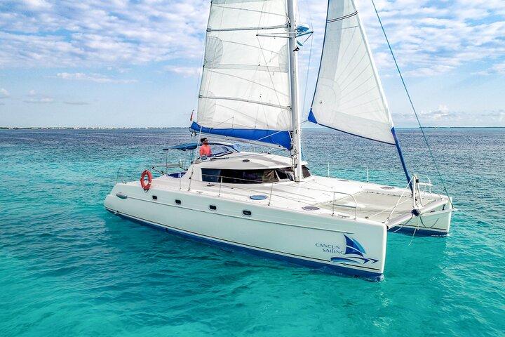 Excursão de catamarã Isla Mujeres com bar aberto, almoço e snorkeling