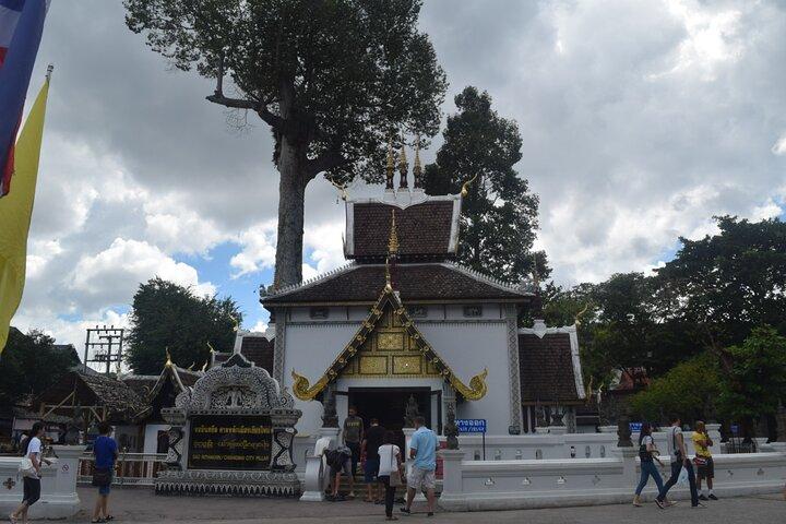 Mezza giornata a Chiang Mai City and Cultural by TukTuk, Samlor e auto rossa (tour privato)