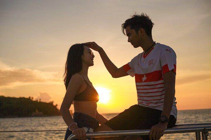 Snorkel e pôr do sol em catamarã em Phuket: Coral e Racha