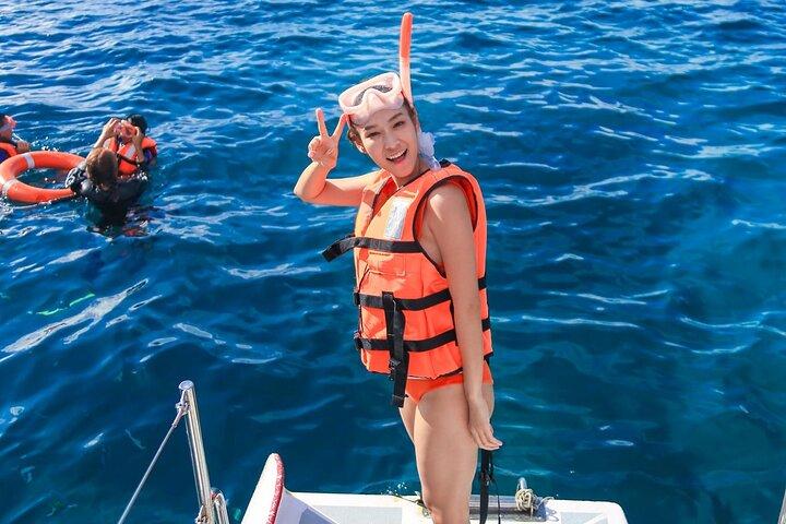 Snorkel e pôr do sol em catamarã em Phuket: Coral e Racha
