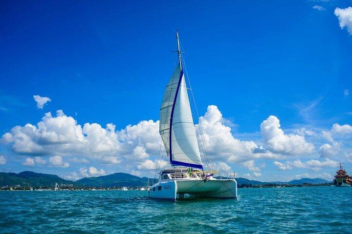 Snorkel e pôr do sol em catamarã em Phuket: Coral e Racha