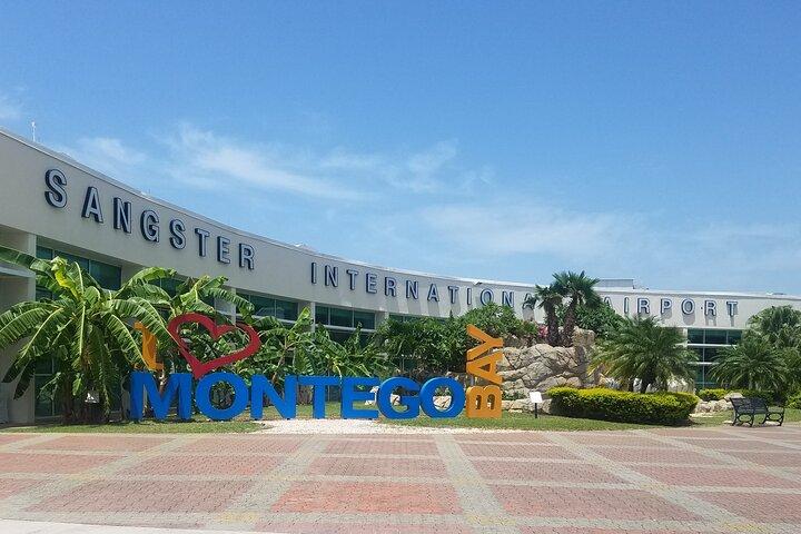 Traslado de ida e volta do aeroporto de Montego Bay para os hotéis Ocho Rios e Runaway Bay