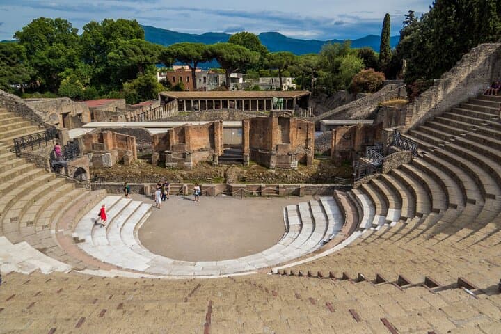 Private Pompeii Tour with Archaeologist & Winery on Mt Vesuvius