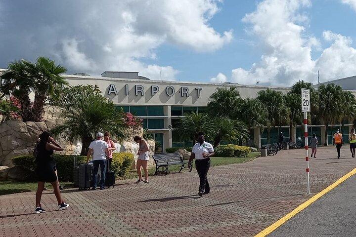 モンテゴ ベイからオーチョ リオスおよびランナウェイ ベイのホテルへの往復空港送迎