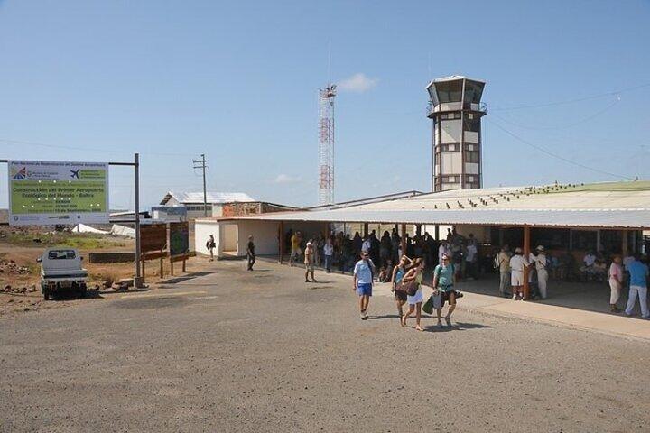 バルトラ空港からサンタクルス島のホテルへの専用送迎