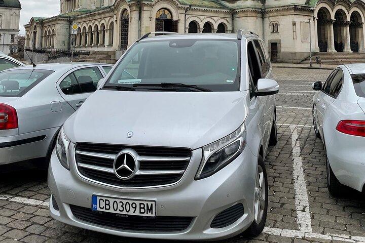 Trasferimento dall'aeroporto di Sofia al tuo hotel a Sofia in classe VIP Mercedes V