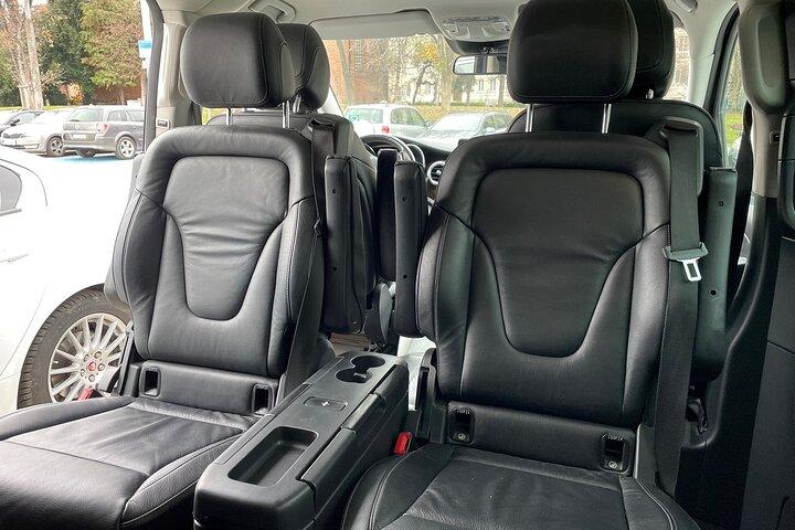 VIPメルセデスVクラスによるソフィア空港からソフィアのホテルへの送迎