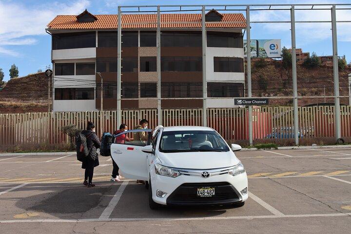 Cusco privat envejs lufthavnstransport i bil til den hellige dal