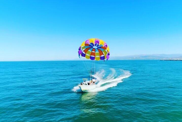 サンタバーバラ海岸の上空でパラセーリング