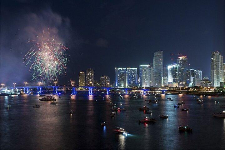 Miami: Fireworks Viewing Cruise - Inclui bebidas