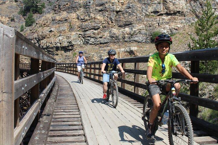 Visite guidée à vélo sur le chemin de fer historique de Kettle Valley à Myra Canyon & Wine Tour