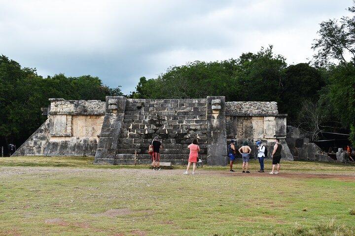 Chichén Itzá & Cenoteをご覧ください。 昼食と送迎付き
