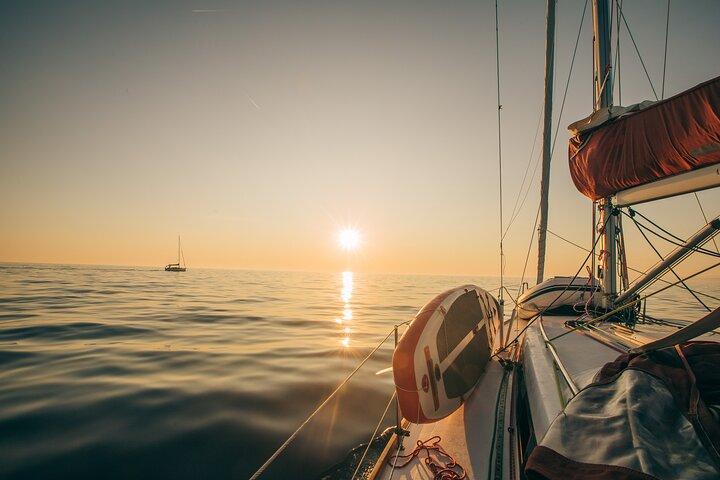 Privat - Romantisk solnedgangssejlads på en 36 fods yacht fra Hvar (op til 8 rejsende)