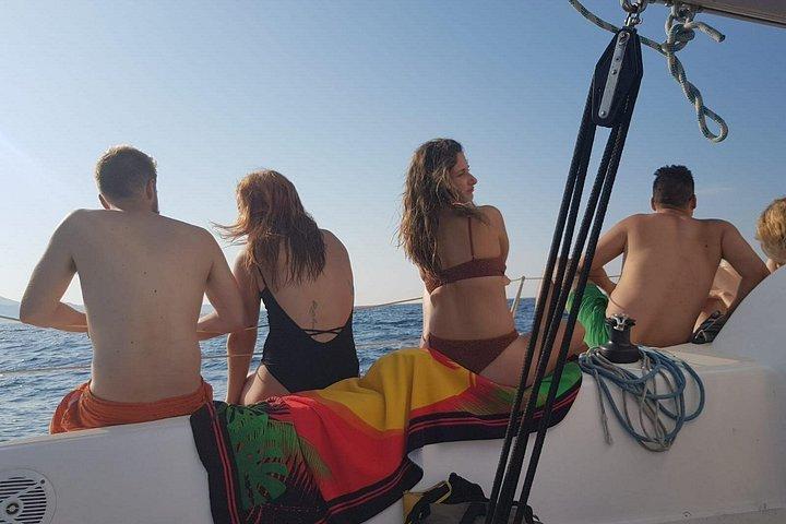 プライベート - フヴァルからの 36 フィートのヨットでのロマンチックなサンセット セーリング (最大 8 名の旅行者)