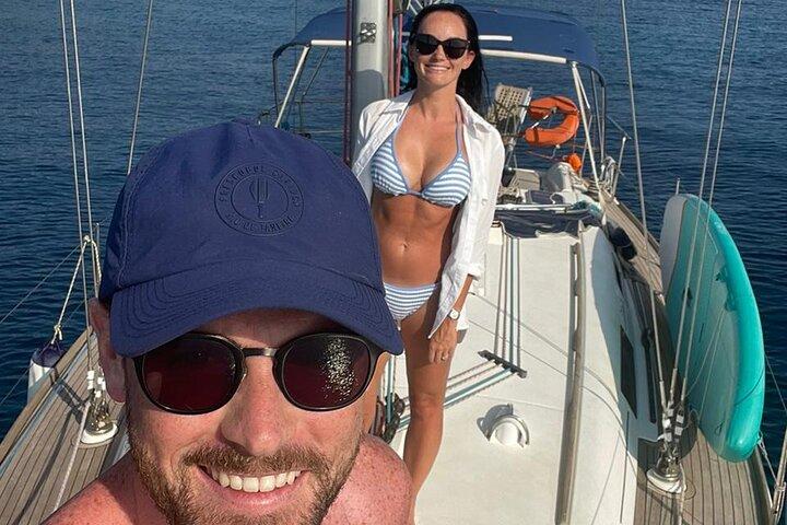 Sejl og flugt til Pakleni-øerne | Halvdagssejlads på en moderne 36ft yacht