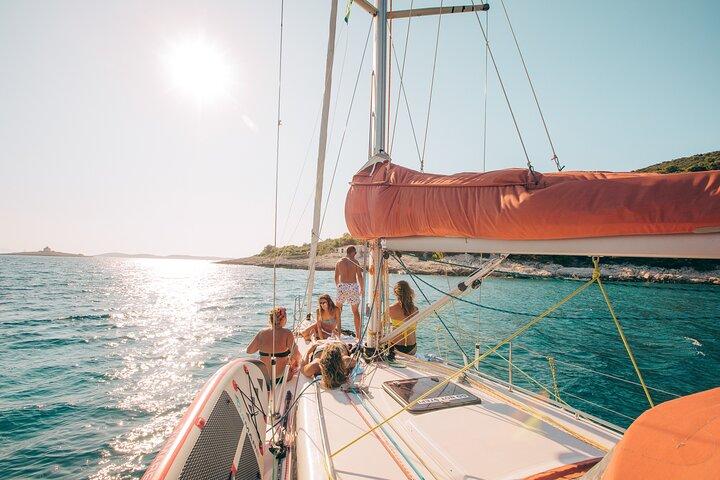 Sejl og flugt til Pakleni-øerne | Halvdagssejlads på en moderne 36ft yacht